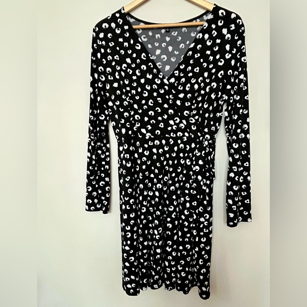 HAIL3y:23 Black and White Faux Wrap Long Sleeve Size L Slinky Dress EUC